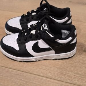 Nike panda dunks.